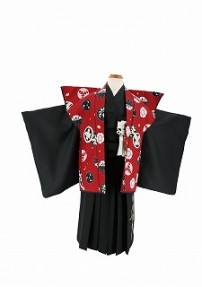 七五三の四つ身・陣羽織[5歳男の子用]JAPAN　STYLE　赤　白黒の家紋柄　袴/黒　No.14G
