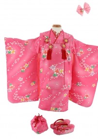 七五三3歳女の子用被布。3歳着物のレンタル人気品。ピンクの被布コートにピンクのきもの。桜の小花が描かれている。七五三のお祝いにぴったりの装い。