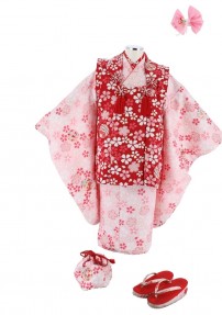 七五三3歳女の子用被布。3歳着物のレンタル人気品。赤の被布に淡いピンクの着物。桜花が全面に描かれている。七五三のお祝いにぴったりの装い。