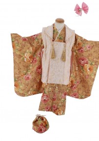 七五三3歳女の子用の着物画像。母親はフォーマルドレス、父親は礼服などで陽気の良い日に初詣の時の様に神社に詣でる。龍が刺繍されていて小槌や葉はない。汚すことを想定したオプションあり。