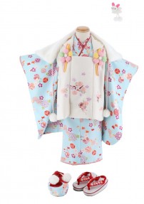 七五三3歳、753レンタルの女の子用被布。3歳着物のレンタル人気品。白の被布に水色のきもの。赤いパッケージの千歳飴を持たせる、母親に人気。kids用、ぷちぷり・モダンアンテナ・hakkaではありません