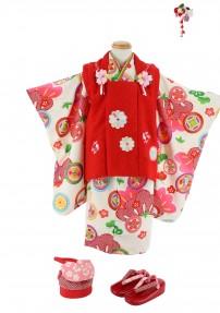 七五三3歳女の子用被布。3歳着物のレンタル人気品。式部浪漫(shikibu-roman)赤の被布に白地の着物。朱色や黄色で様々な紋様が描かれている。