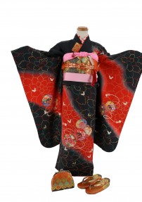七五三をお祝いするレンタル七才子供用おしゃれ和装を着付けた画像。黒から朱赤にぼかしのように描かれたkodomo kashikimono