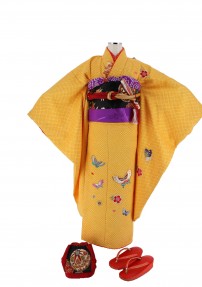 七五三753、七五三女の子、レンタル七才用ジュニア着物の画像。濃い黄色地に絞り柄、蝶々と桜が刺繍されているシンプルだが贅沢な着物。