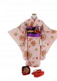 神社など訪問可能な和装レンタル7歳七歳女の子用きもの。七歳用の帯や帯締め長襦袢などの着付小物も付属した状態の画像。お正月などにもおすすめ