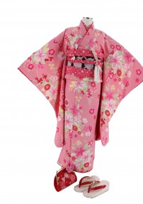 レンタル衣裳フルセット。753着物7才用の画像。seiko matsuda (松田聖子)ブランド。ピンク色に赤やピンク、黄色の百合やコスモス・秋桜が描かれた着物。