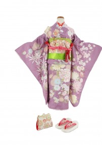 七五三を祝うレンタル七才子供用おしゃれ和装を着付けた画像。藤色・薄紫の着物にパステルカラーで小花が描かれている。