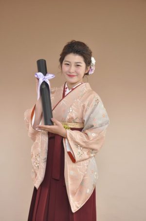 袴を知って卒業式を迎えよう 袴とはどんなもの 袴の種類は 日本福祉大学 着物レンタルのkanemata カネマタ