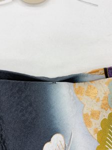 お宮参りで使った祝着の袖を綴じる作業。本来の仕立は袖口下を全て縫う