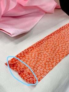 半衿の両端がほつれないように折り返して手縫いしておく。