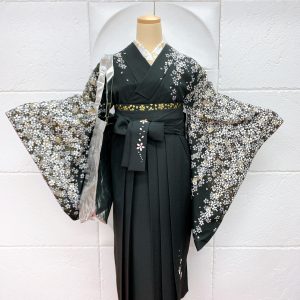 黒に銀の桜柄の卒業式kimonoに黒の刺繍入りhakamaのコーディネート