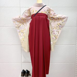 淡いベージュにピンクの桜ぼかし卒業式着物に赤色の刺繍入り袴の後ろ姿