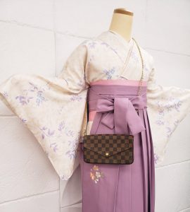 相田翔子の薄紫地に花柄の小紋に藤色の刺繍入り袴を合わせた卒業式スタイル