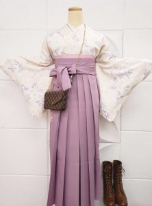 相田翔子の薄紫地に花柄の小紋に藤色の刺繍入り袴を合わせた卒業式スタイル。足元には茶色のブーツ