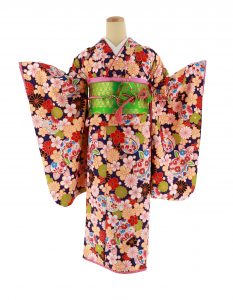青地にオレンジ、ピンク、赤で菊、梅、桜、毬がぎっしり描かれた二尺袖・小振袖。色 彩華 やかな四季を問わず着れるkashikimono