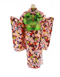 青地にオレンジ、ピンク、赤で菊、梅、桜、毬がぎっしり描かれた二尺袖・小振袖。色 彩華 やかな四季を問わず着れるkashikimono