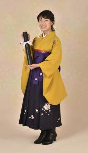 黄色地のrental kimonoに紫のぼかしhakamaを着た小・中学生ぐらいの年齢になる女の子の写真。洋装用の靴を合わせたレトロアンティークなスタイルがよく似合う