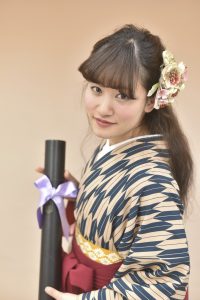 ベージュと深緑の矢絣柄の卒業式rental kimonoに臙脂の袴を着た女性写真
