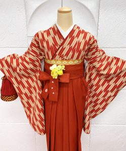 ベージュと臙脂の矢絣模様の卒業式rental kimonoに赤茶色の袴のコーディネート