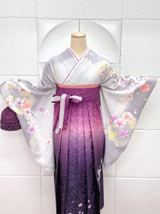 淡いグレーに、かわいらしい八重桜柄の卒業式kimonoに紫のぼかしhakamaのコーディネート。どちらも洗える素材。可憐な仕上がりとなる組合せ