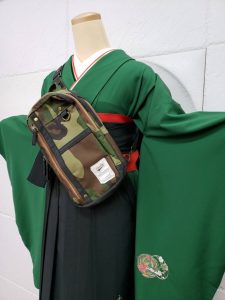緑地に花丸刺繍だけの無地着物に黒に薔薇刺繍の袴。鞄は迷彩柄のボディバッグ