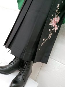 黒地の袴のピンクの薔薇刺繍アップ。裾からは黒のブーツが見える
