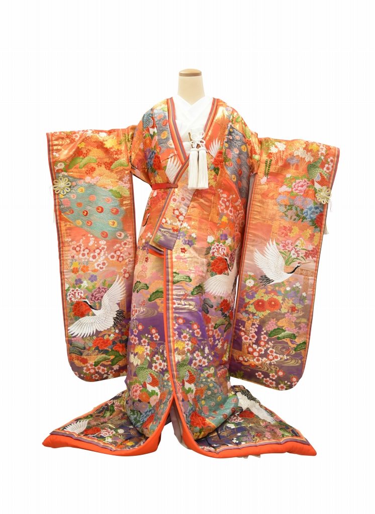 オレンジから紫のぼかしに飛翔鶴と松、流水文様の華美な婚礼衣装