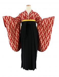 ベージュと臙脂の矢絣模様の卒業式rental kimonoに黒の袴のコーディネート