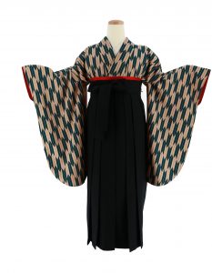 ベージュと深緑の矢絣柄の卒業式rental kimonoに黒の袴のコーディネート