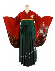 赤地に流水文様と花車が描かれた格調高い古典的なrental kimonoと濃緑に小花刺繍が咲き誇るhakamaをワンセットにしたレトロスタイル