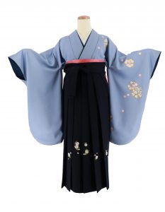 水色に桜や梅の花丸文が描かれた伝統 的なrental kimonoと紺地のhakama。袖口からは紺青の裏地が見つかる。帯のﾋﾟﾝｸが彩りを添えている
