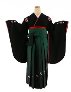 喪服に近い、黒地に刺繍だけの卒業式用着物に深緑の袴を合わせた宝塚風コーディネート