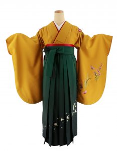 黄色地に花の刺繍が肩と袖にだけあるほぼ無地の個性あるrental kimonoと白系小花が咲き誇る濃いグリーンカラーのhakamaのレトロスタイル