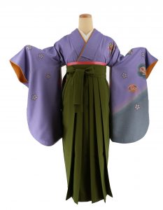 薄紫にグレーボカシの毬柄kimonoに抹茶色のhakamaを着付けたトルソー写真