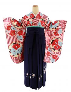 赤白の波文様が描かれたレトロモダンなrental kimonoと紺青のhakama。返品はお送りしたケースに入れて送り返すだけで安全