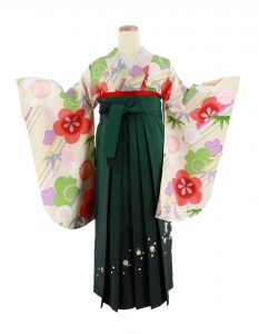クリーム地に赤緑紫で松竹梅が描かれたレトロモダンなrental kimonoと濃緑のhakamaコーディネイト