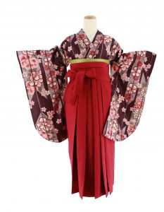 濃紫とグレーの矢絣地に桜牡丹撫子 図柄のkimonoに赤い袴のrentalセット。薄いグリーンをワンポイントにした可愛らしいワントーンコーデ