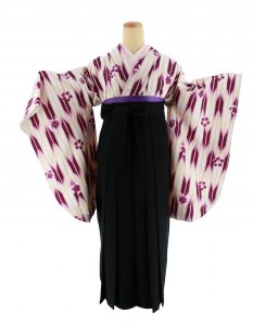 クリームに紫の矢絣絵柄の卒業式着物。袴は黒色
