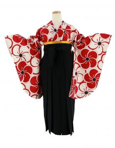 赤白のねじり梅が描かれたレトロモダンなrental kimonoとhakama