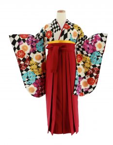 白黒のダイヤ柄に水色や紫、黄色で梅や花のシルエットがプリントされた有名人モデルのrental kimonoと赤色hakamaのキュートな組合せ