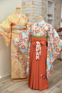 オレンジに菊と桔梗柄の卒業式のお母さん用houmongiと水色に桜柄の二尺袖kimonoにオレンジの袴の小学生用卒業式袴