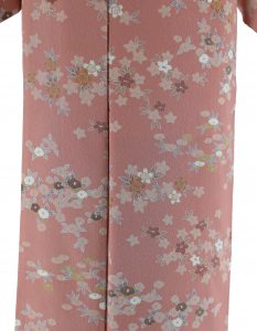 ピンクベージュ地の小紋。桜と椿の柄がよく分かる裾のアップ写真