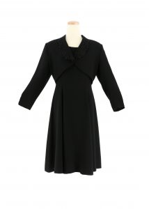 黒のジャケット・ワンピースタイプの女性用礼服・喪服