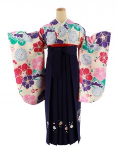 ポップな松竹梅が豊富に描かれた和遊楽ブランドの二尺袖に濃紺袴