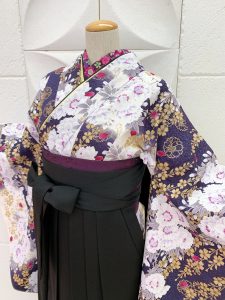 濃紫に金の桜と白の八重桜柄の卒業式着物に黒の袴