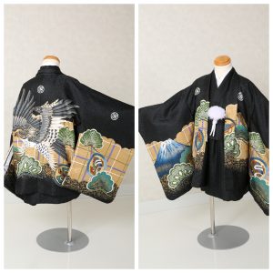 753レンタル３歳男の子用の着物。黒地にベージュの着物の背中側に鷹や富士山が描かれている