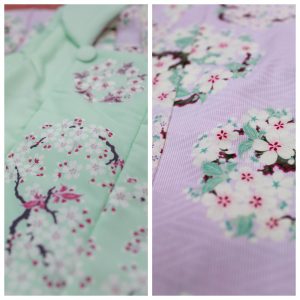 新作のジルスチュアート風のナチュラルビューティーブルーの古典着物。ライトパープルとミントグリーンデリケートのしなやかな手書き風の桜柄が美しい。生地の細かい縞や紗綾形まで見える
