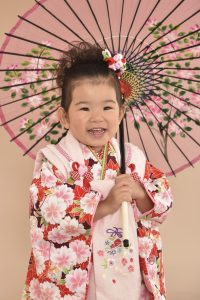 七五三の3歳児用着物レンタルプランをお選びいただいたお子様の近い所からの写真。kimonoを着付けてもらいカメラマンが収めた自宅にいるかのようなステキな笑顔