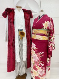 白の羽織袴に白黒のストライプhakama、赤紫のベルベットのような陣羽織。女性はワインレッドに百合柄の素敵な成人式きもの