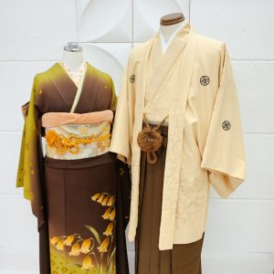 茶色とマスタードのぼかし地にカラシの鈴蘭が描かれた成人式向け女の子衣装とﾍﾞｰｼﾞｭに茶袴のブラウンコーデ